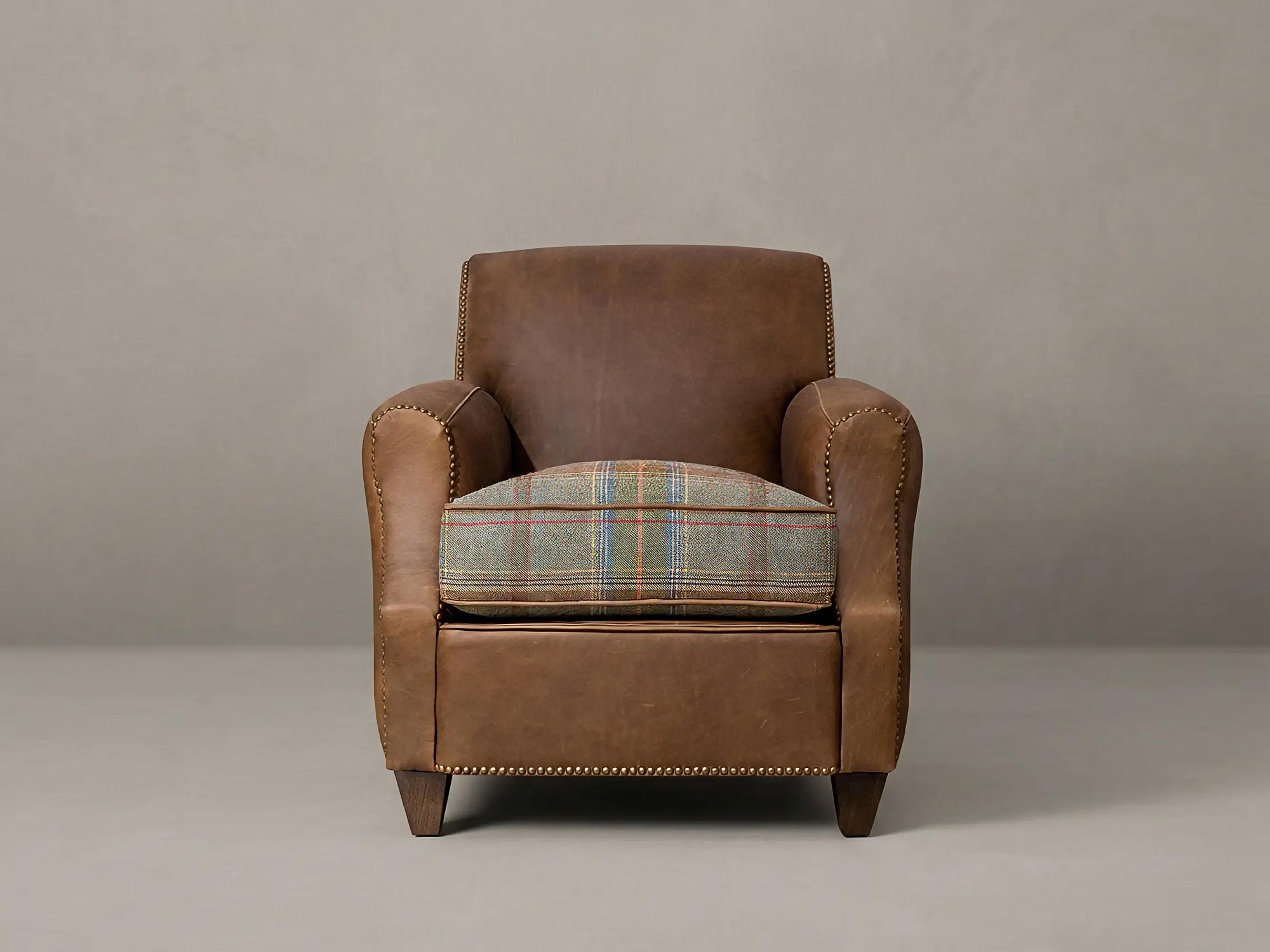 Howdy armchair in Vintage Old Timer leather with plaid seat