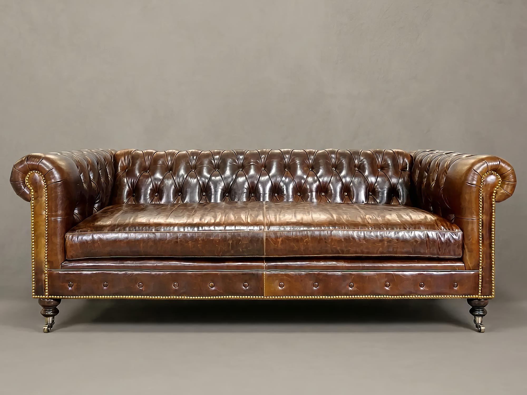 85 Boo petite Chesterfield sofa in Mont Blanc Bourbon leather