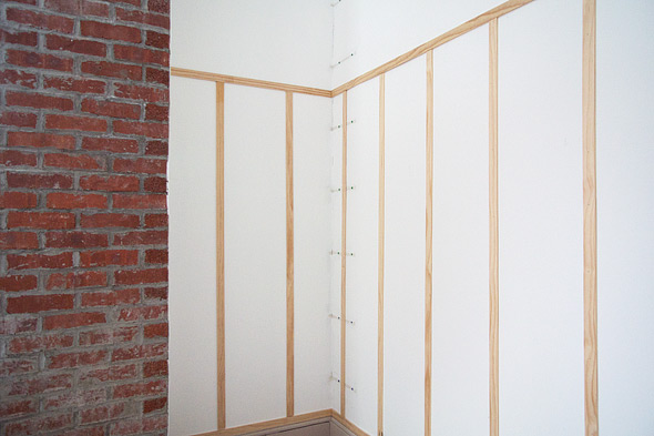 The lattice applied to the bedroom walls
