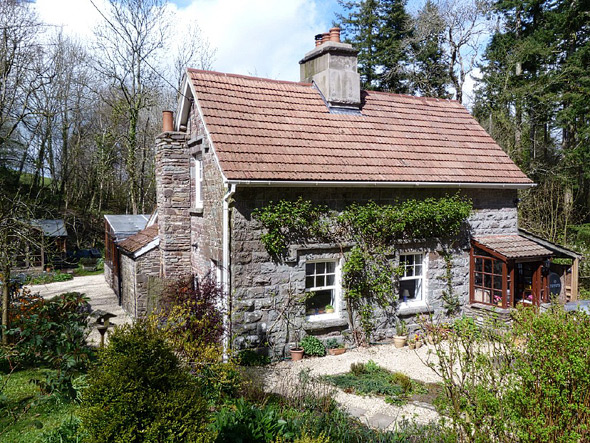 Waterfall cottage in Wales Exterior